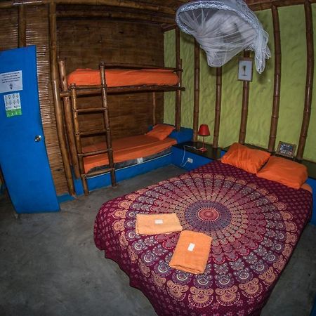 Psygon Surf Camp Vandrarhem Máncora Exteriör bild