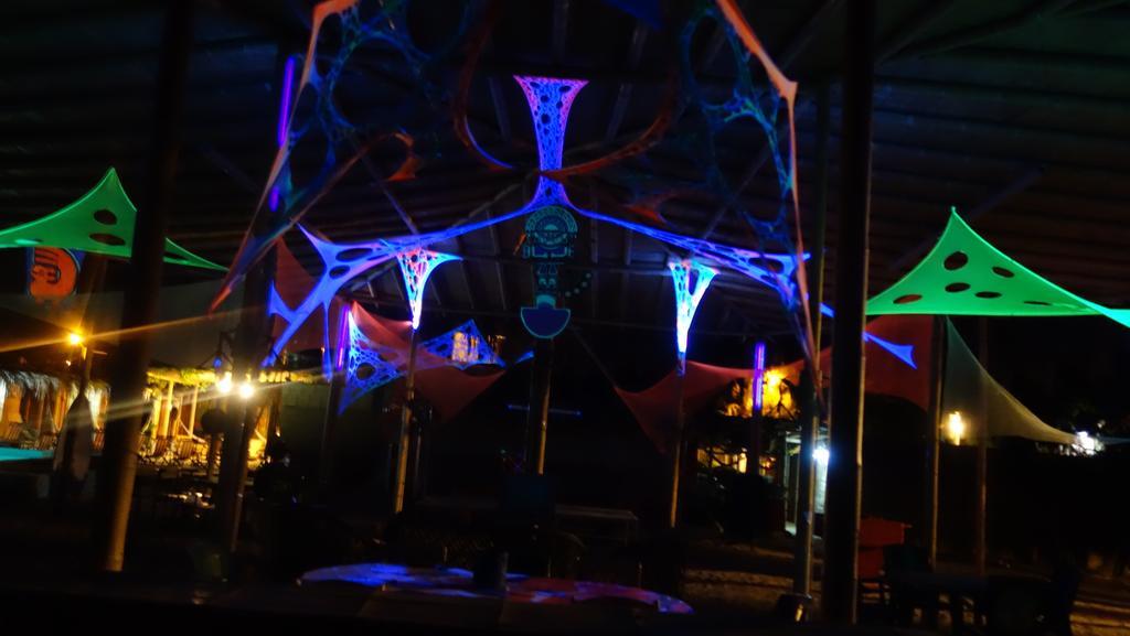 Psygon Surf Camp Vandrarhem Máncora Exteriör bild