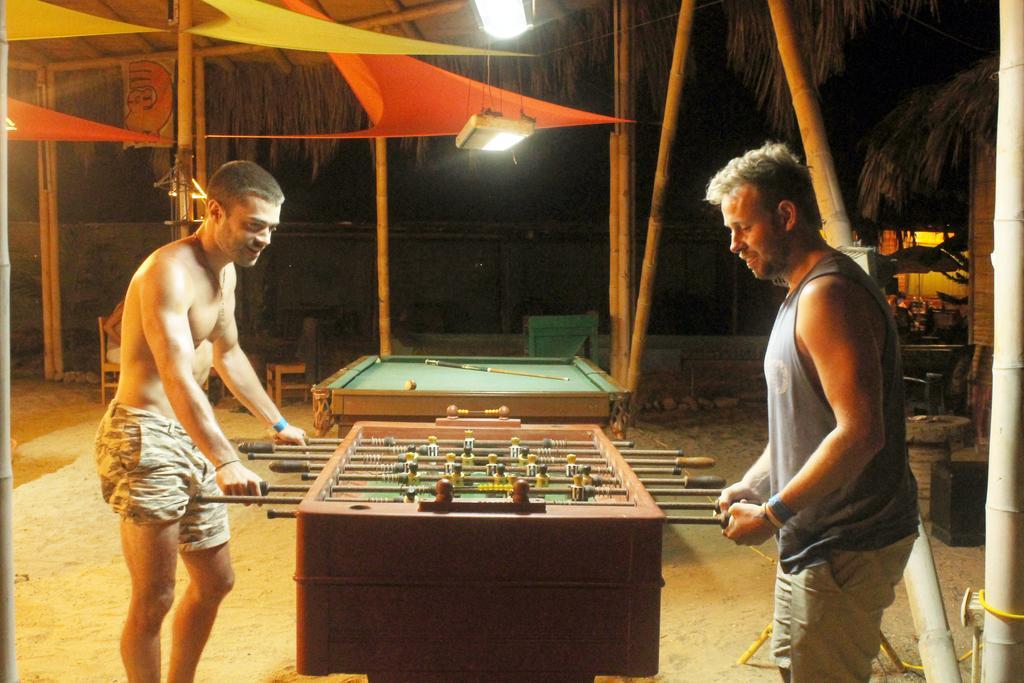 Psygon Surf Camp Vandrarhem Máncora Exteriör bild